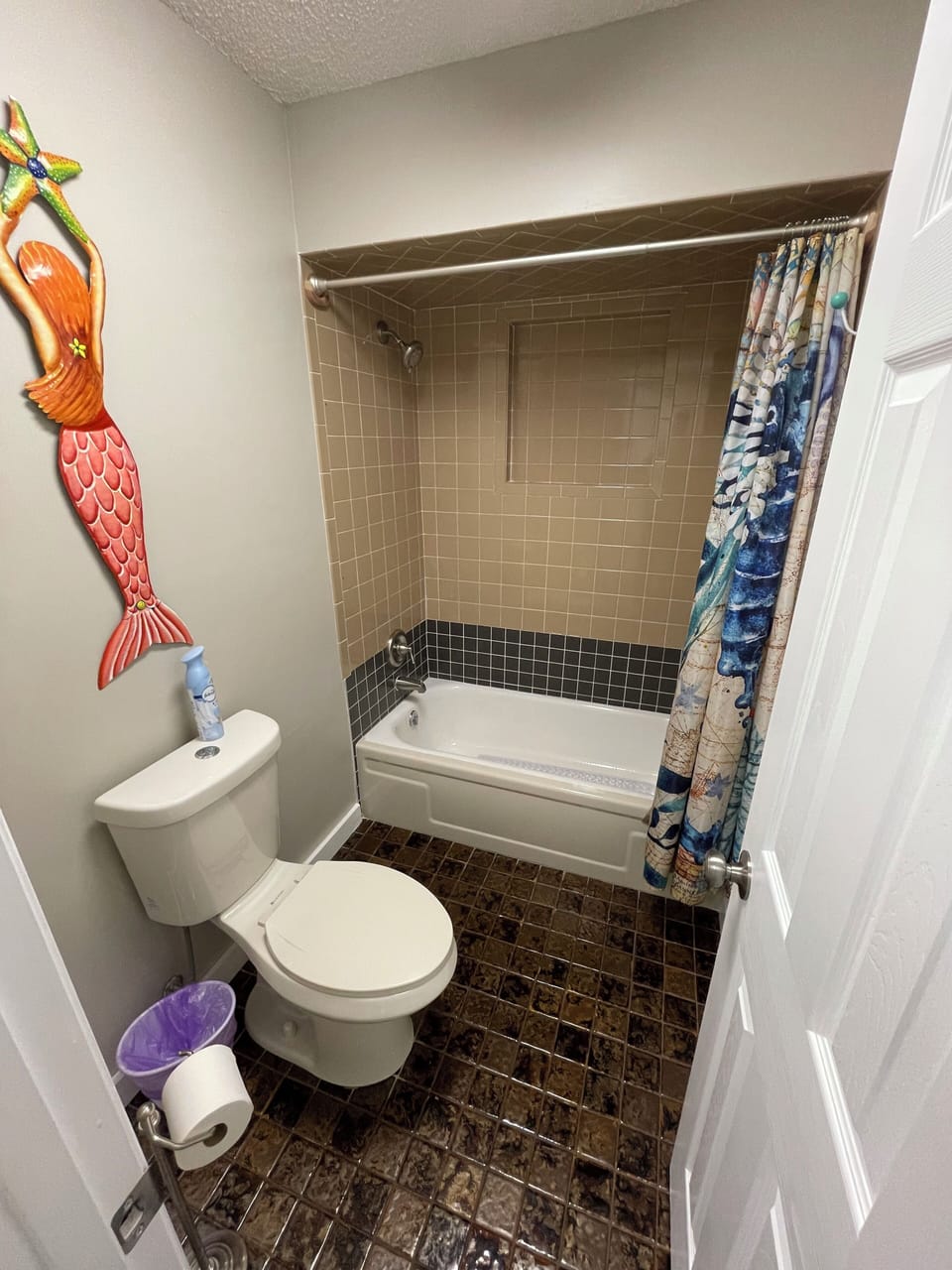 Guest Bathroom w/Split Bath Area