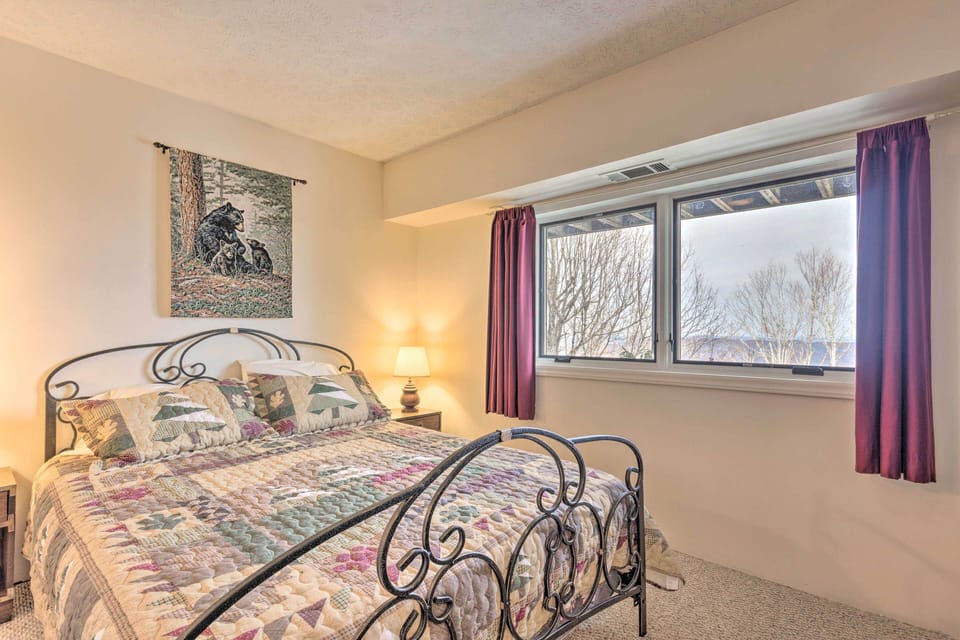 Bedroom 1 | Queen Bed