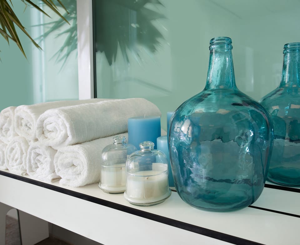 Bathtub, deep soaking tub, free toiletries, hair dryer
