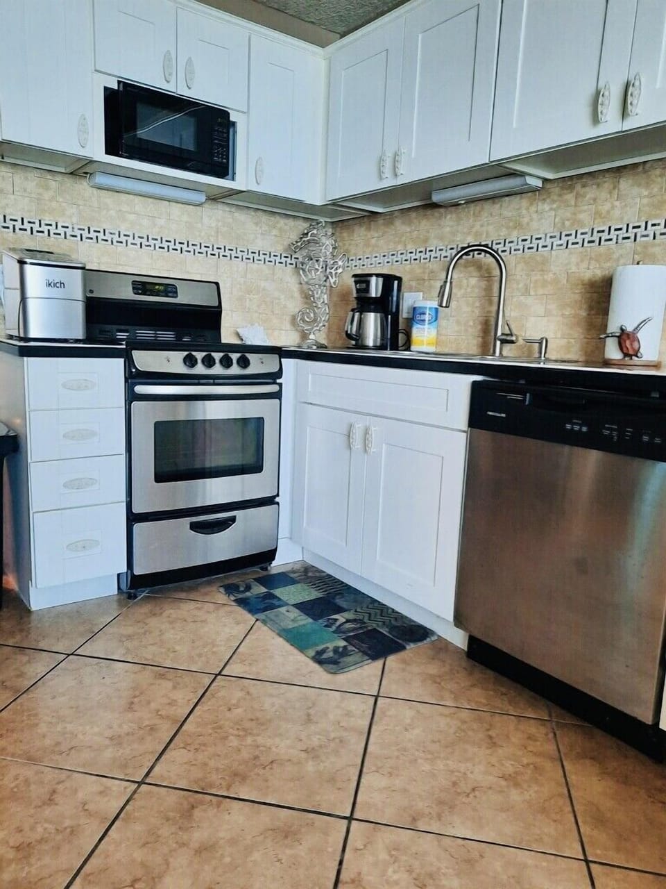 stovetop, oven, coffee maker,  microwave and dishwasher. Fully equipped kitchen.