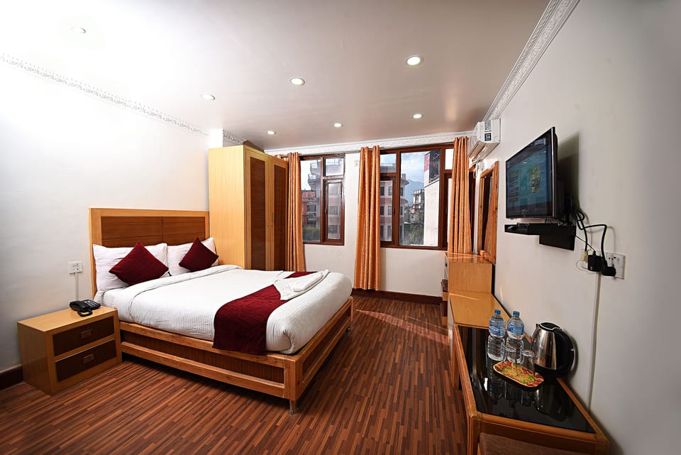 Single Room | Living room | 32-inch flat-screen TV with cable channels, TV, pay movies