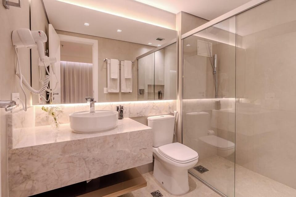 Luxury Double Room, 1 Queen Bed | Bathroom | Shower, free toiletries, hair dryer, towels