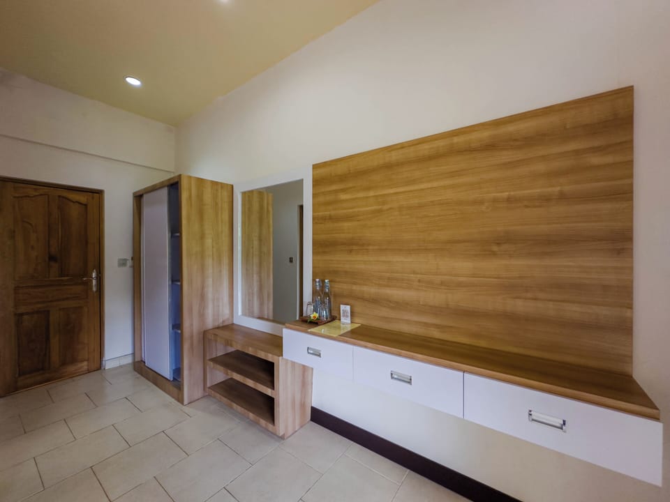 Deluxe Room, Garden View | Desk, soundproofing, individually decorated, individually furnished