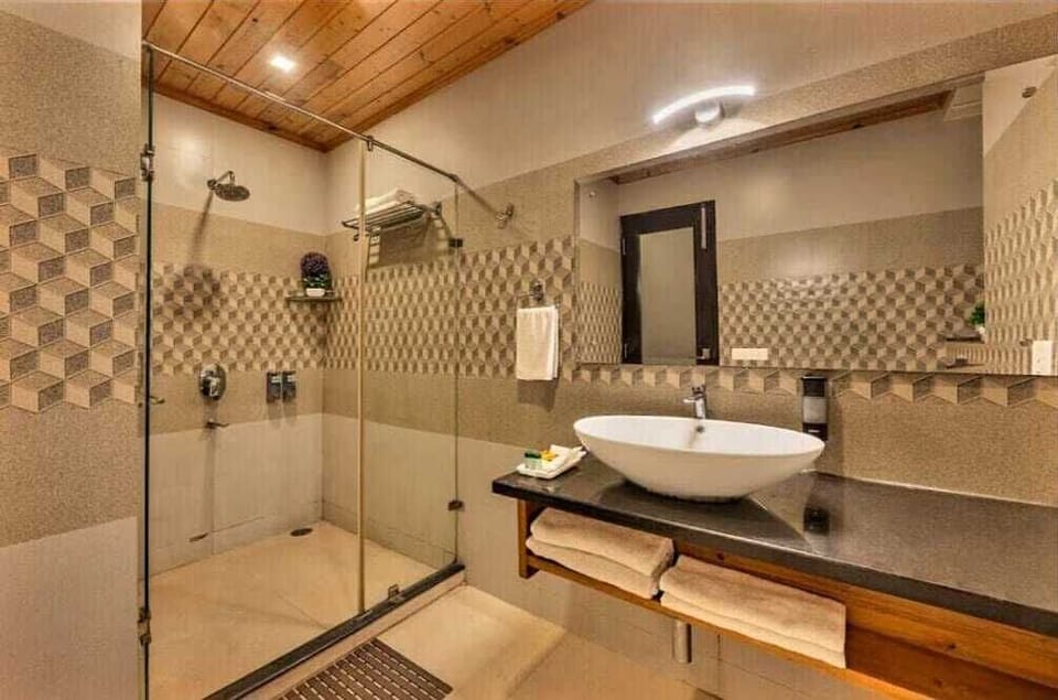 Deluxe Room, Balcony | Bathroom | Shower, eco-friendly toiletries, slippers, bidet