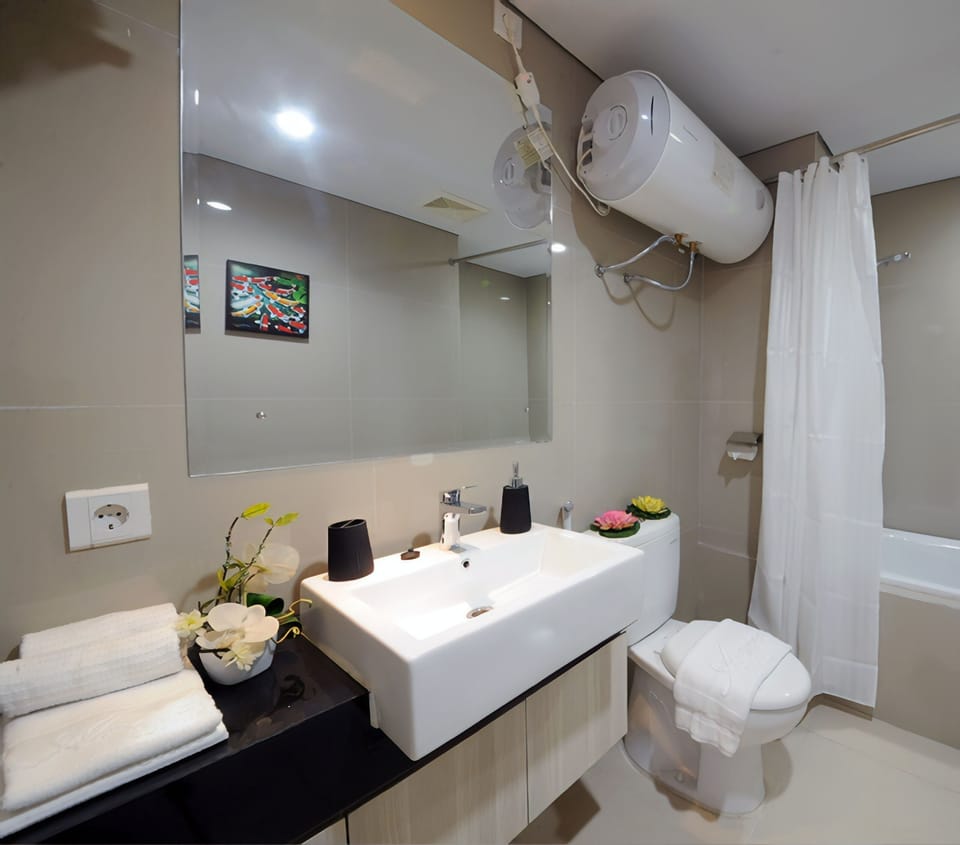 Studio Suite | Bathroom | Combined shower/tub, hair dryer, towels, soap