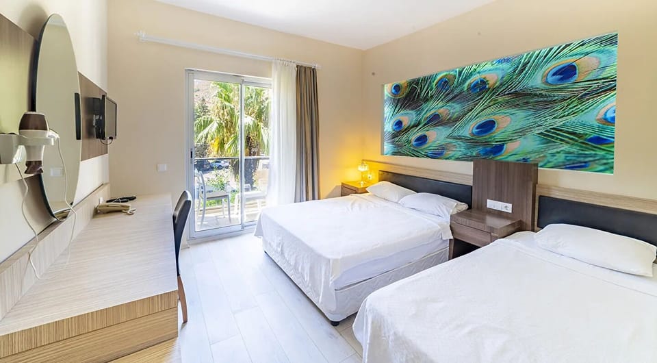 Standard Room, Garden View | Minibar, in-room safe, desk, laptop workspace