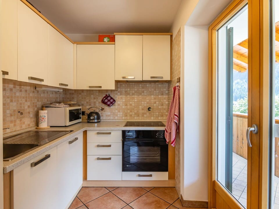 Kitchen, Kitchen Appliance, Countertop, Major Appliance, Interior Design, Wood, Flooring, Cabinetry, Floor, Ceiling