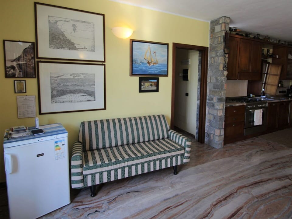 Picture Frame, Property, Furniture, Couch, Lighting, Wood, Interior Design, Floor, Building, Drawer