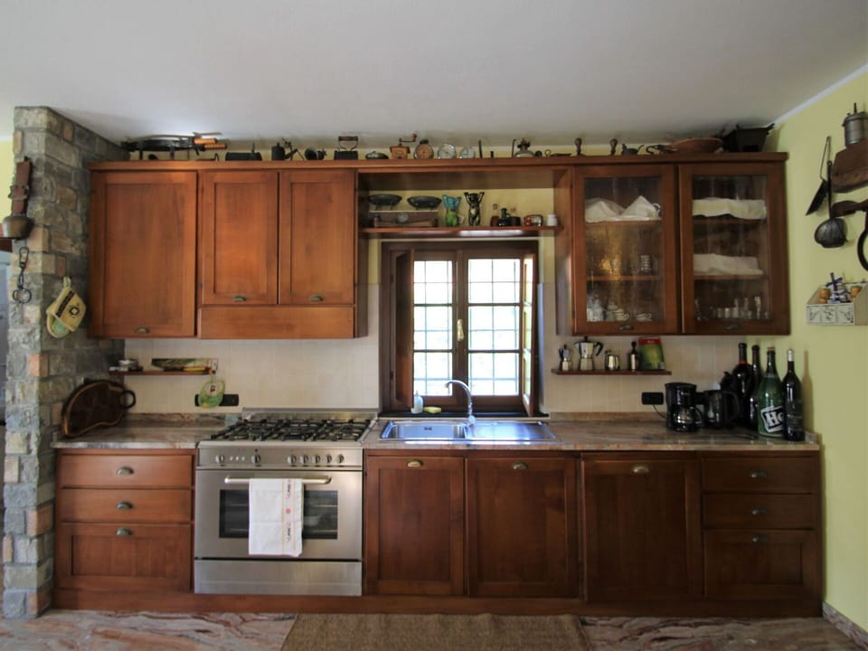 Brown, Cabinetry, Countertop, Property, Furniture, Building, Kitchen Appliance, Wood, Kitchen, Kitchen Stove