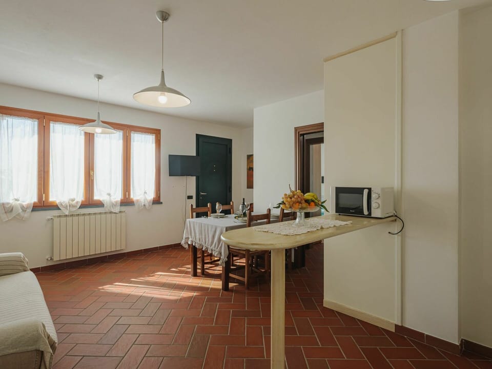 Table, Furniture, Window, Houseplant, Building, Wood, Lighting, Flooring, Interior Design, Chair
