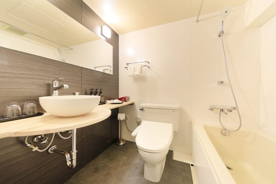 Standard Room | Bathroom | Combined shower/tub, free toiletries, hair dryer, slippers