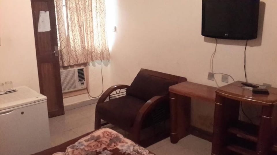 Deluxe Room | Minibar, desk, laptop workspace, blackout drapes
