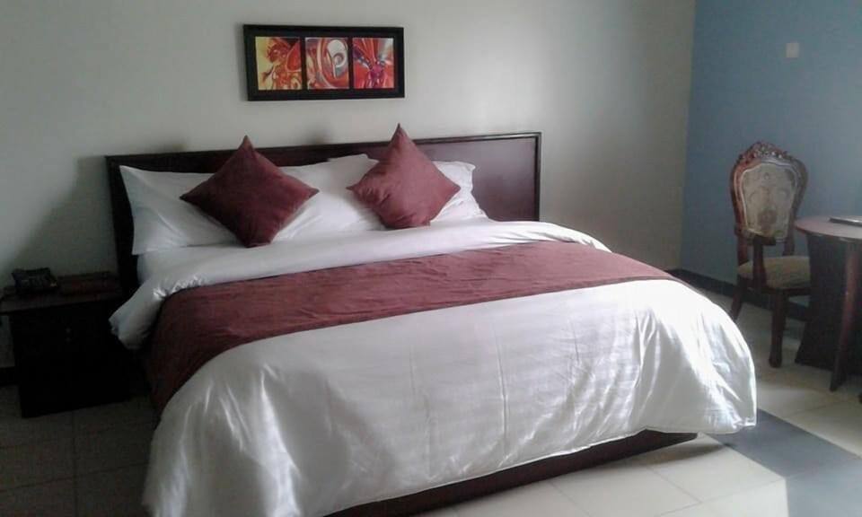 Deluxe Room | Minibar, desk, laptop workspace, blackout drapes