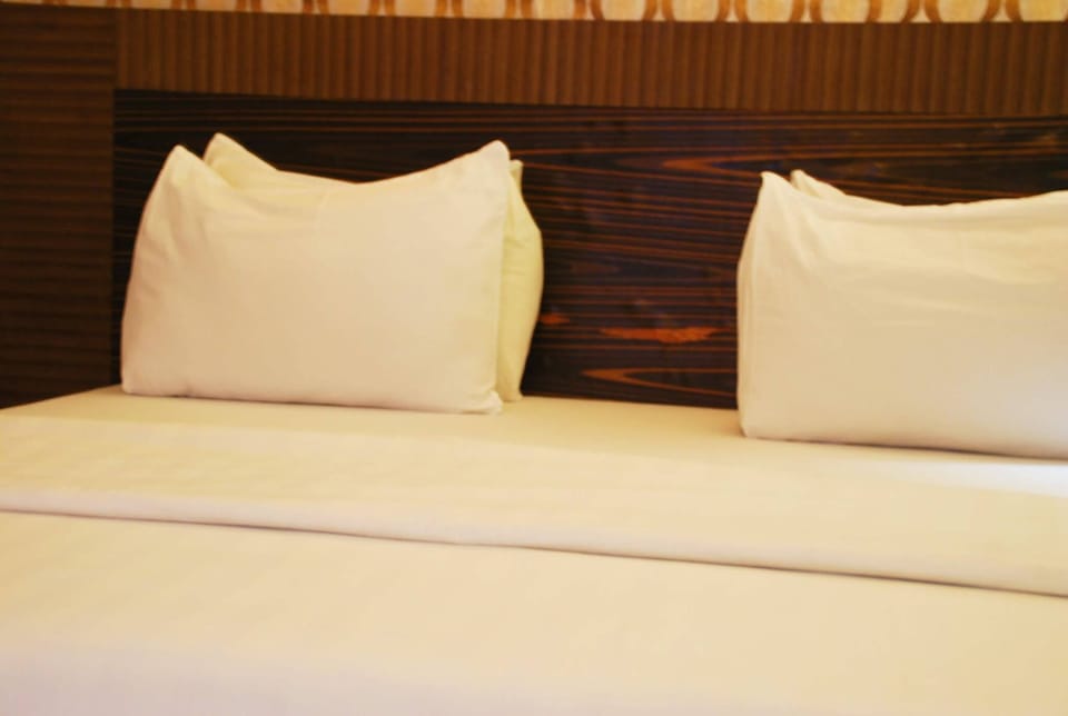 Classic Room | Minibar, desk, laptop workspace, blackout drapes