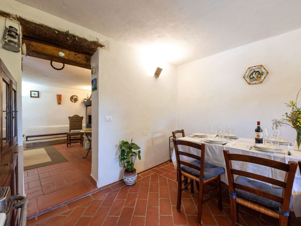 Table, Property, Furniture, Building, Wood, Door, Plant, Chair, Houseplant, Interior Design