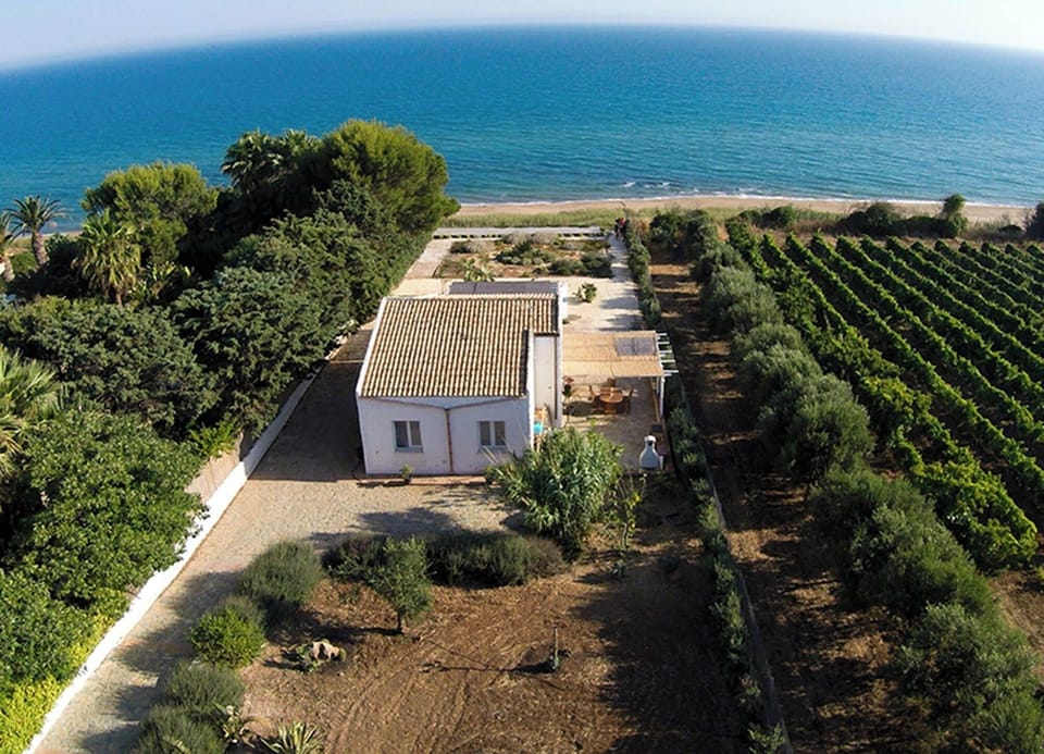 Jabia Beach House - Villa on the Beach - Private Beach Villa in Sicily