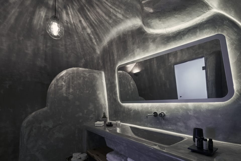 Superior Suite, 1 Bedroom, Jetted Tub, Sea View | Bathroom | Shower, rainfall showerhead, free toiletries, hair dryer