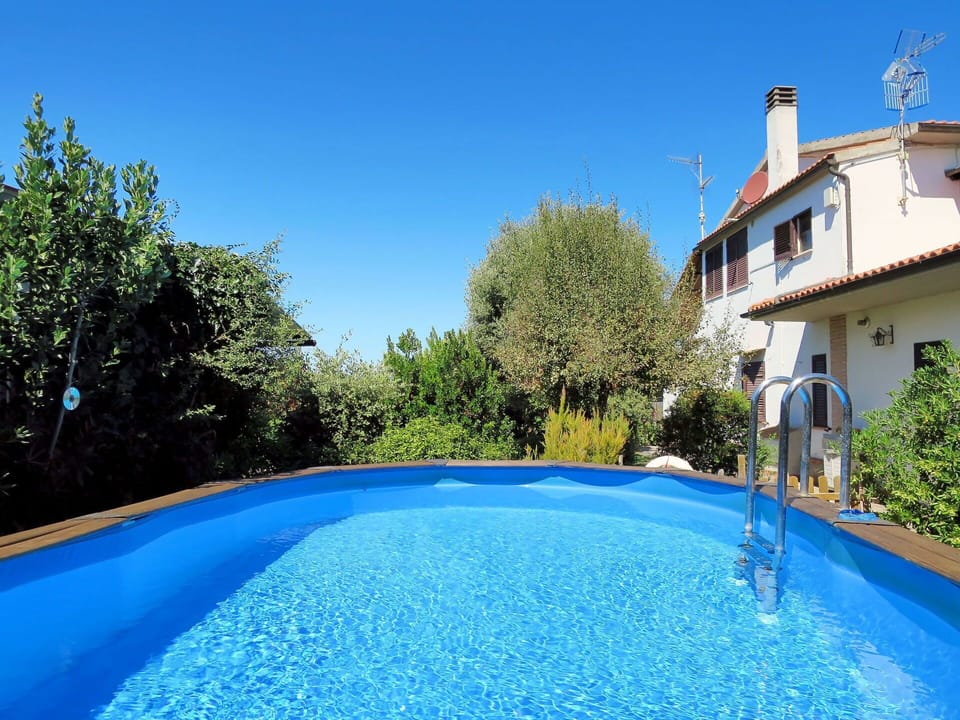 Water, Sky, Plant, Building, Blue, Swimming Pool, Azure, Window, Tree, Grass