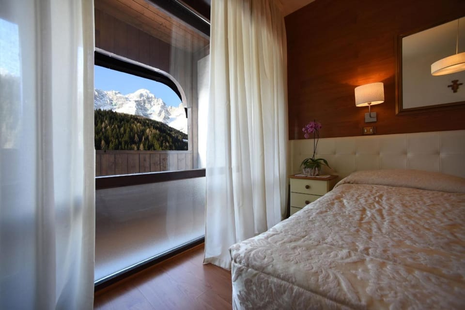 In-room safe, individually furnished, desk, cribs/infant beds