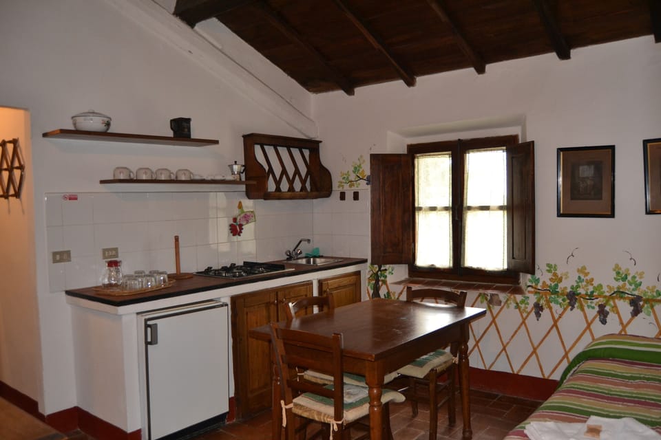 Apartment, 1 Bedroom, Garden View | Dining room