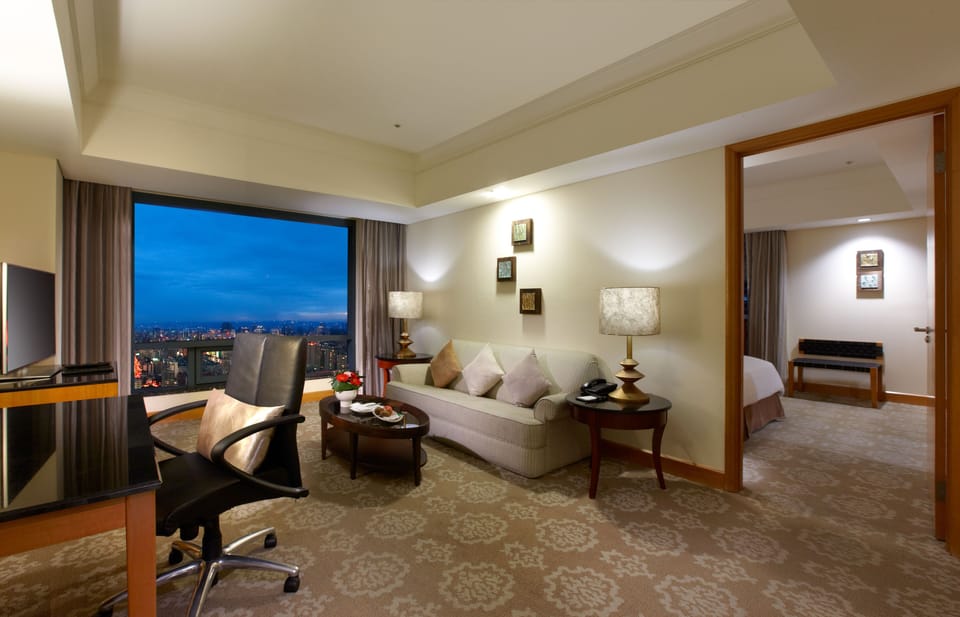 Splendor Suite | Premium bedding, down comforters, in-room safe, desk