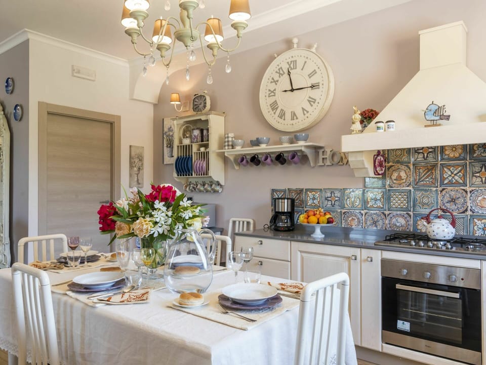 Table, Property, Furniture, Tableware, Plant, White, Picture Frame, Decoration, Interior Design, Lighting