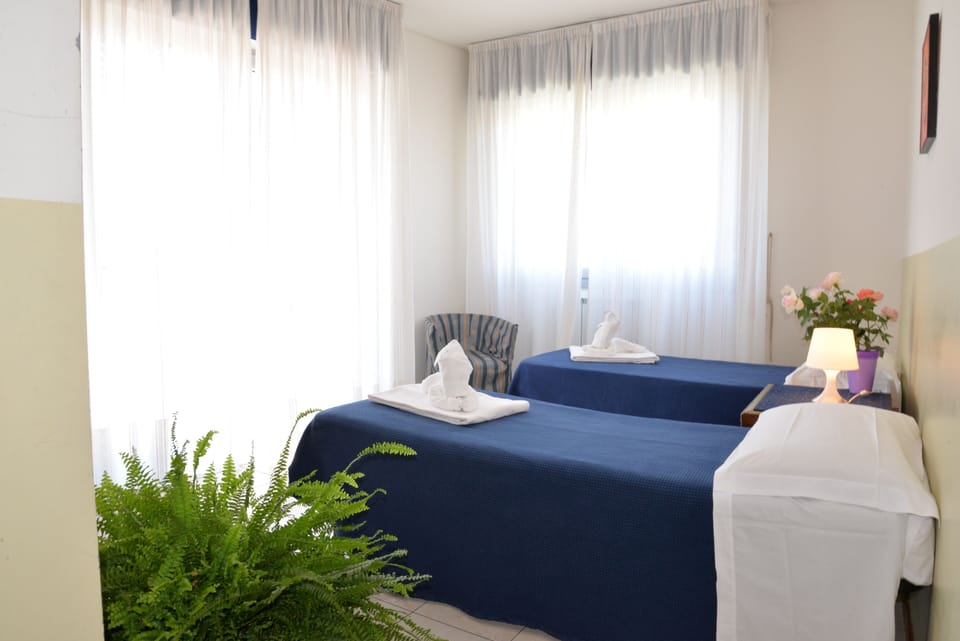Room, 1 Bedroom, Accessible, Smoking | Living area