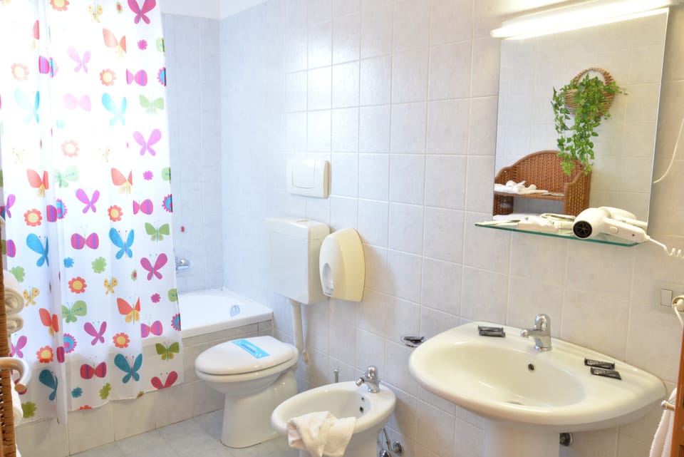 Room, 1 Bedroom, Accessible, Smoking | Bathroom | Hair dryer