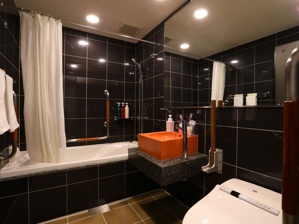 Combined shower/tub, deep soaking tub, free toiletries, hair dryer