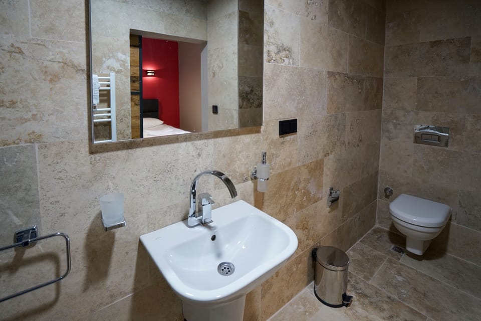 Deluxe Twin Room | Bathroom | Shower, rainfall showerhead, hair dryer, slippers