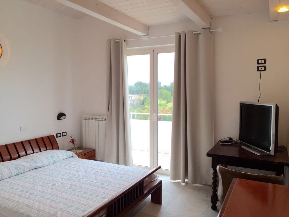 Standard Double Room | Desk, rollaway beds, free WiFi, bed sheets