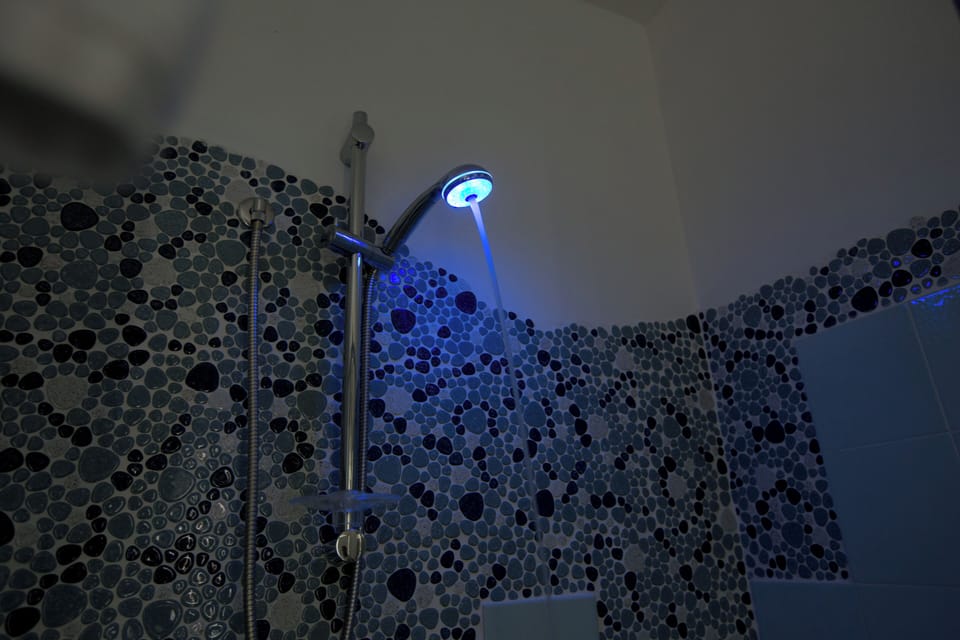 Room, 1 Bedroom, Balcony, City View | Bathroom | Combined shower/tub