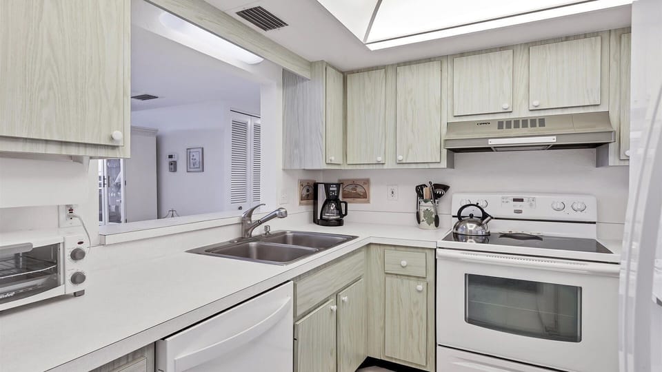 Kitchen (Angle 2)