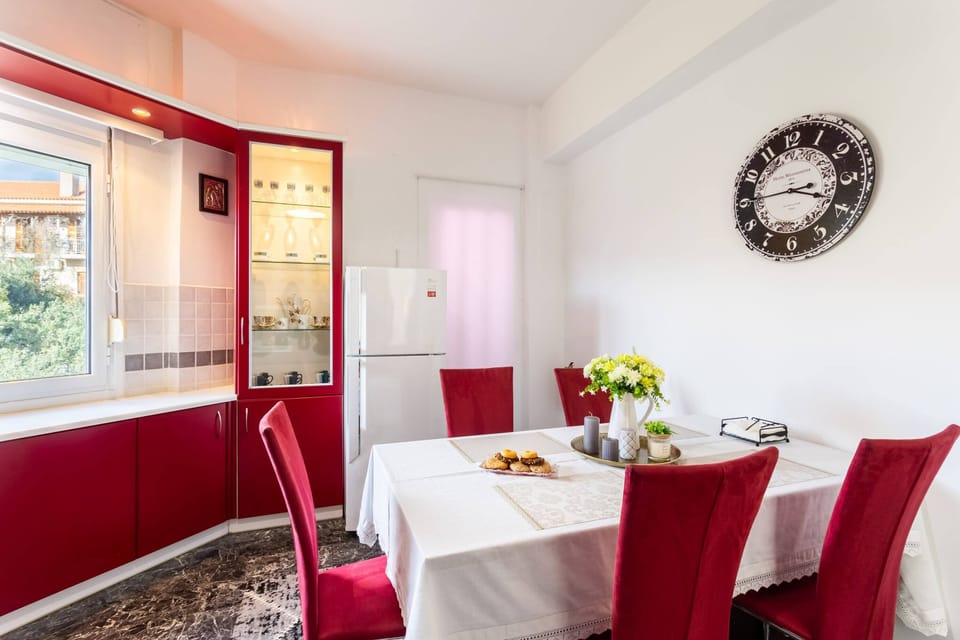 Dining Space with Style – Comfortable setup for shared meals and gatherings.