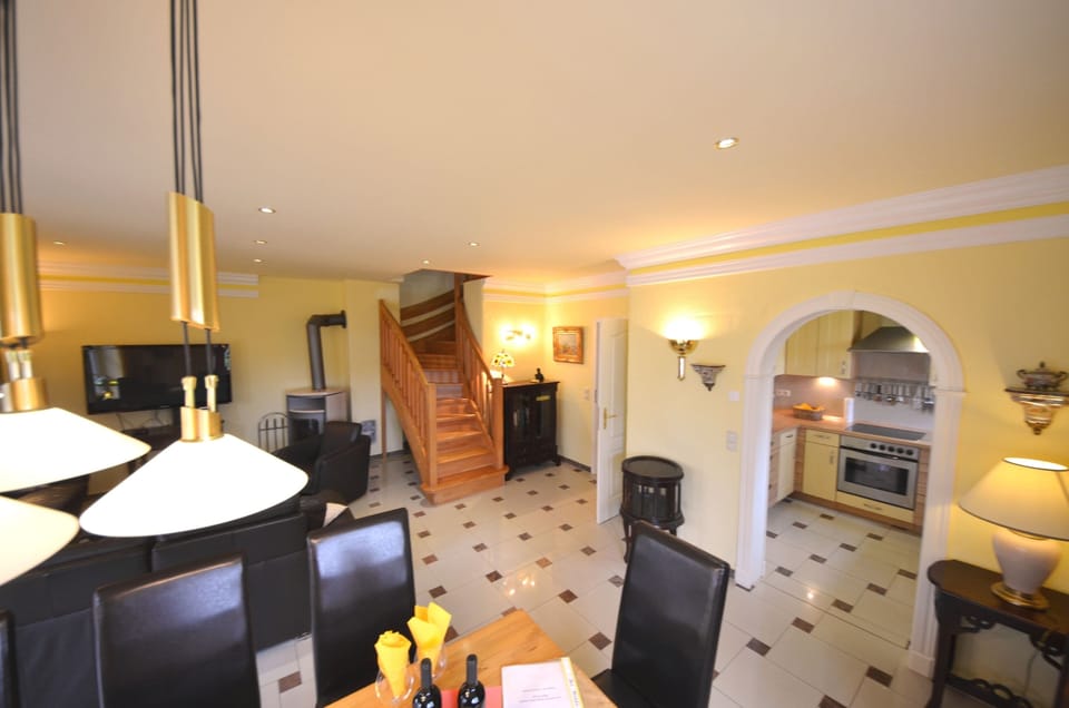 Deluxe House (Bel Monte) | Living area | 52-inch flat-screen TV with cable channels, plasma TV, fireplace