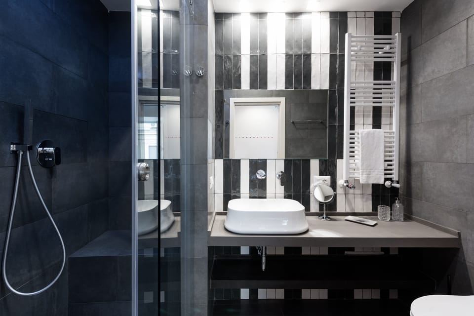 Shower, rainfall showerhead, free toiletries, hair dryer