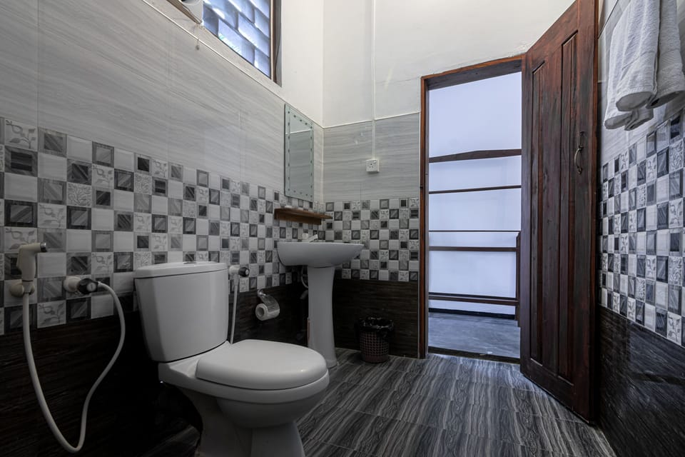 Superior Double Room | Bathroom | Shower, free toiletries, bathrobes, towels