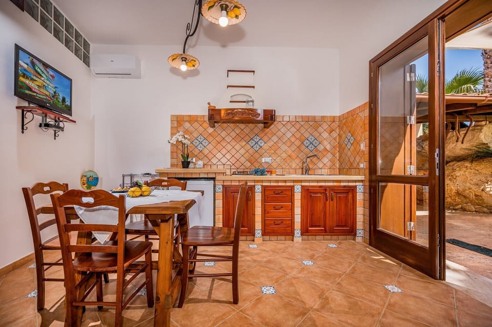 Apartment, 1 Bedroom, Smoking, Balcony | Dining room