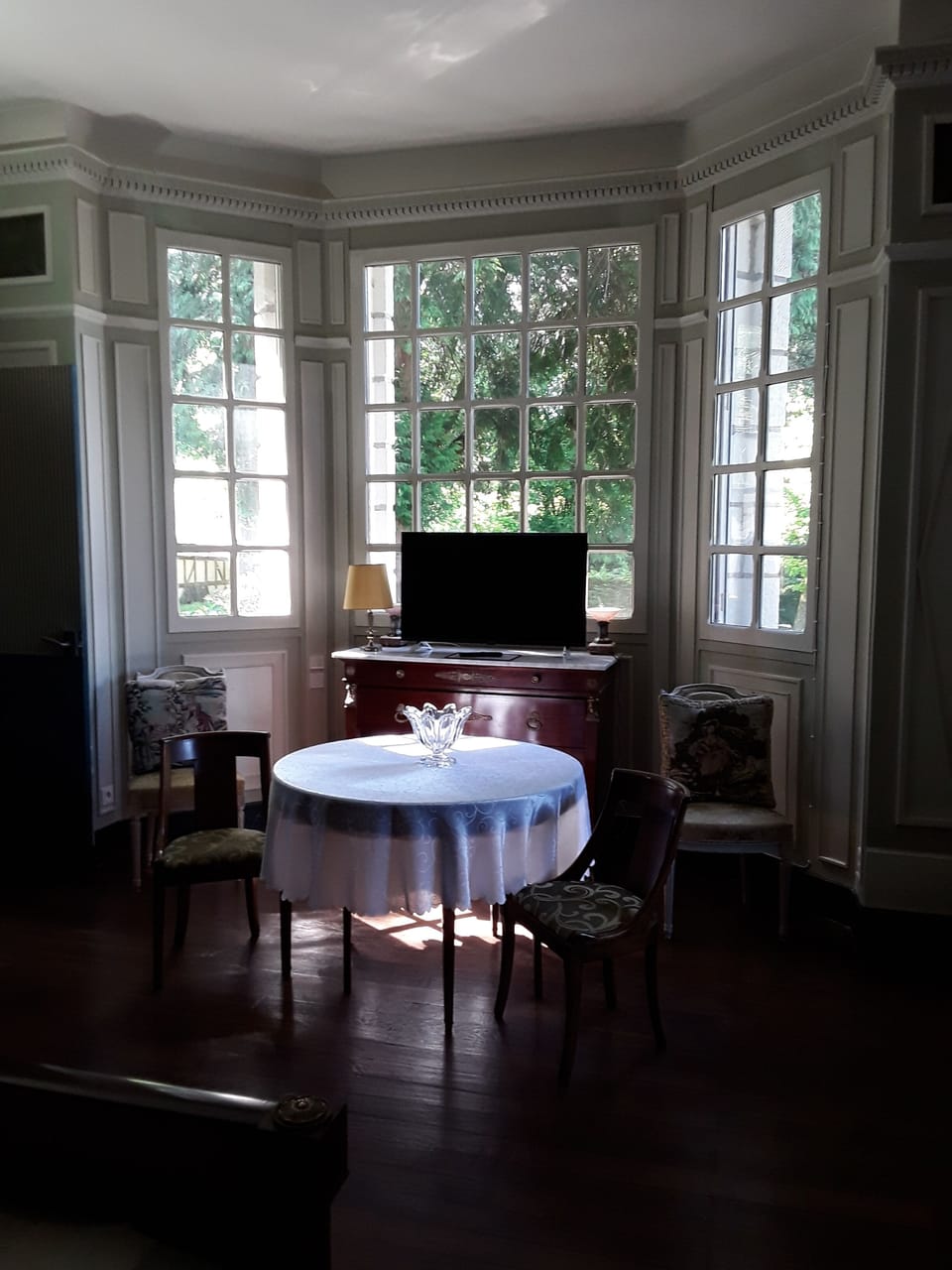 Family Room (La Queen Yvonne) | Premium bedding, down comforters, Tempur-Pedic beds