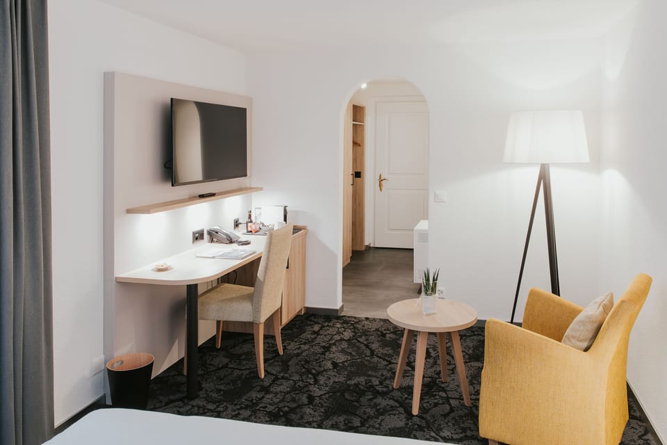Economy Apartment | Living area | 110-cm flat-screen TV with digital channels, TV