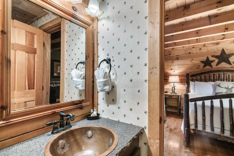 Pinecone Bath - Private, shower/tub combo