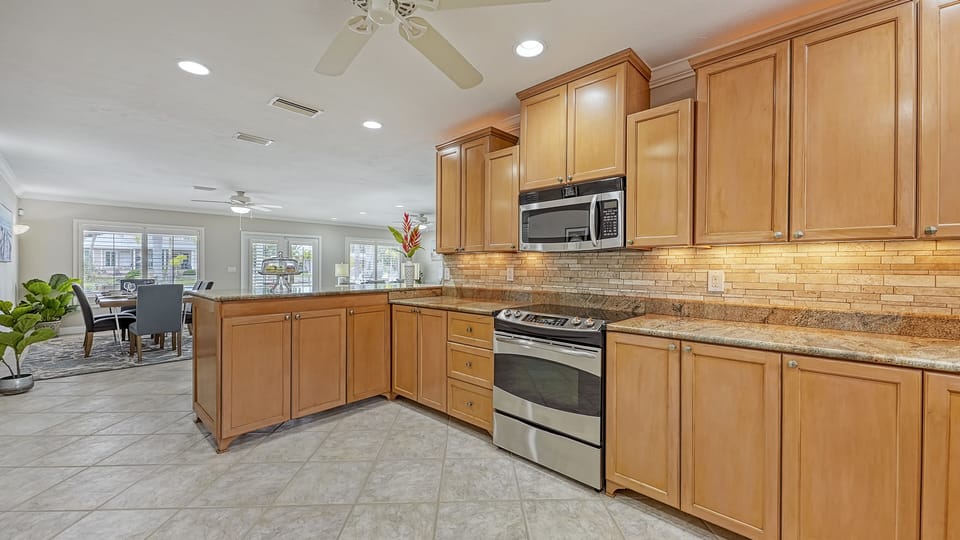 Kitchen - great work space for prepping meals.