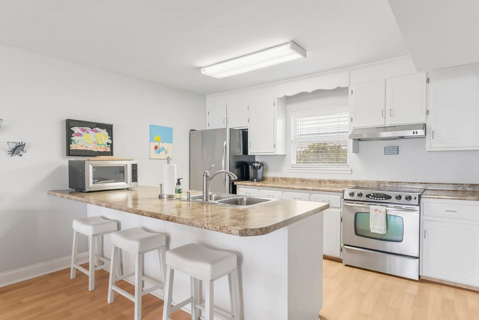 Kitchen and dining counter 