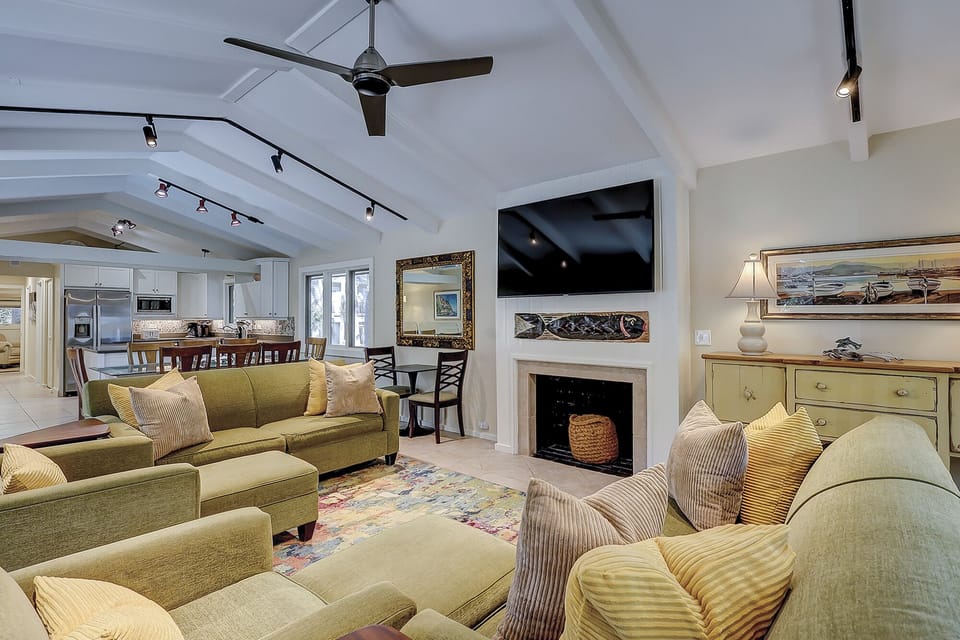 11 Spotted Sandpiper - Living Room (2nd Floor)