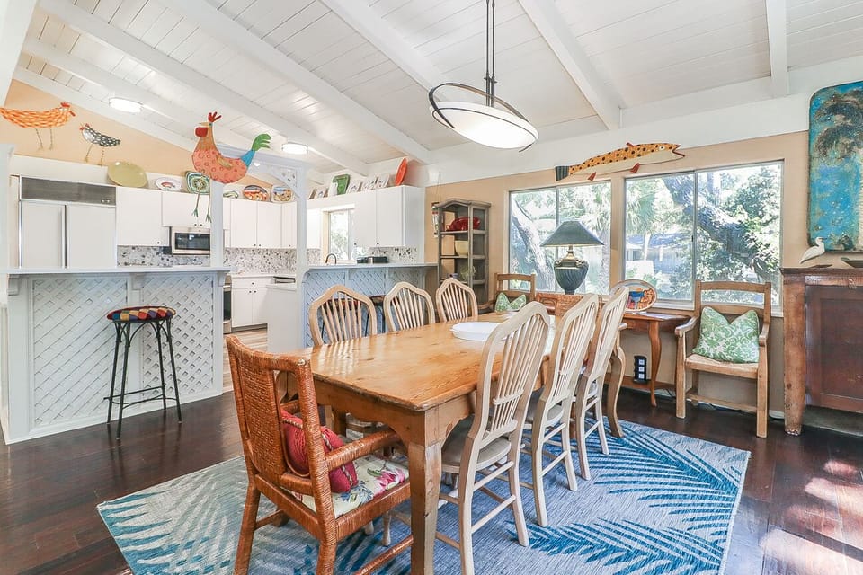 12 Spotted Sandpiper - Dining Area