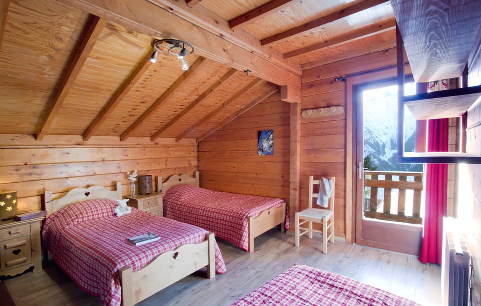 Two bedrooms feature 2 Single beds and balcony access.