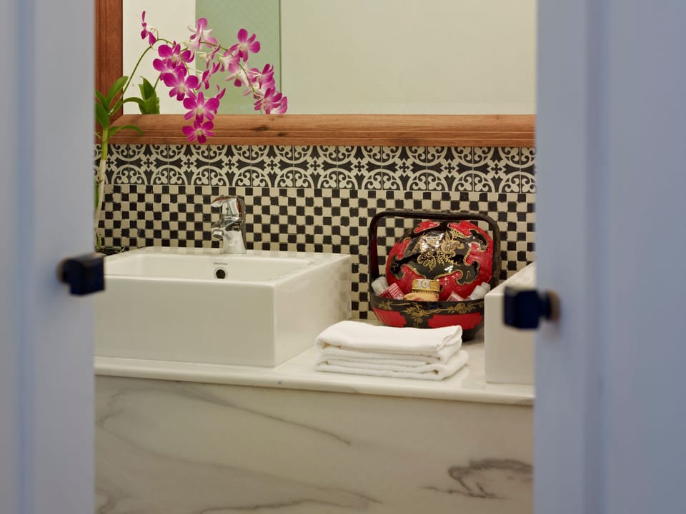 Bathroom sink
