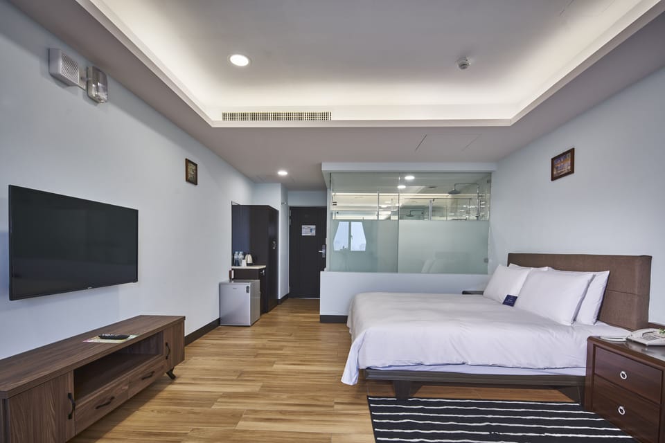 Business Double Room | Premium bedding, down comforters, minibar, desk