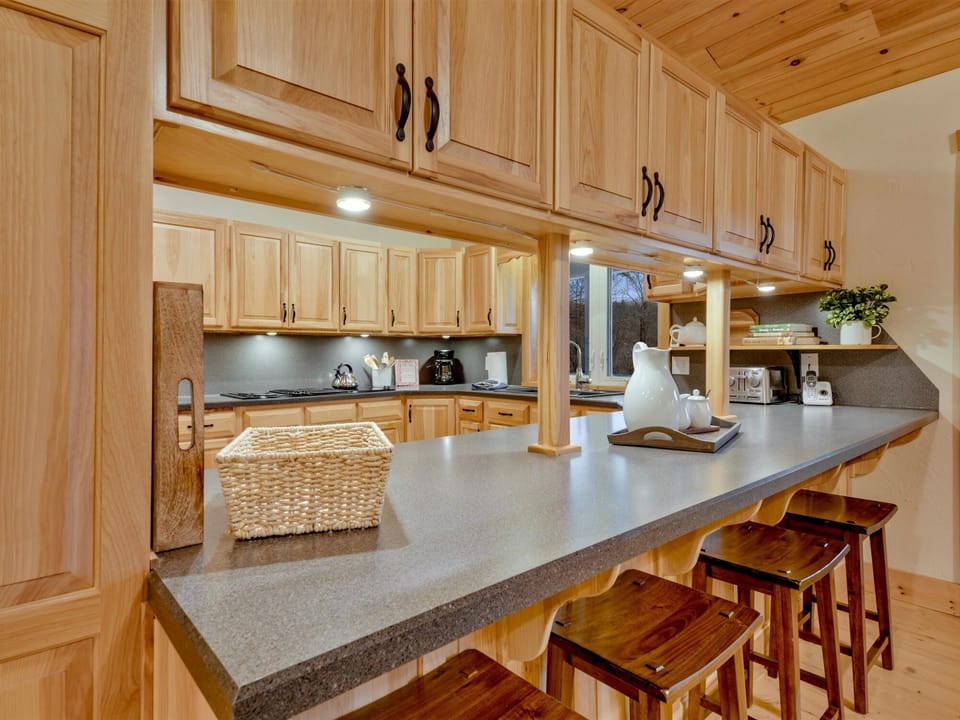 Wide countertop with breakfast bar. Great spot for serving food!
