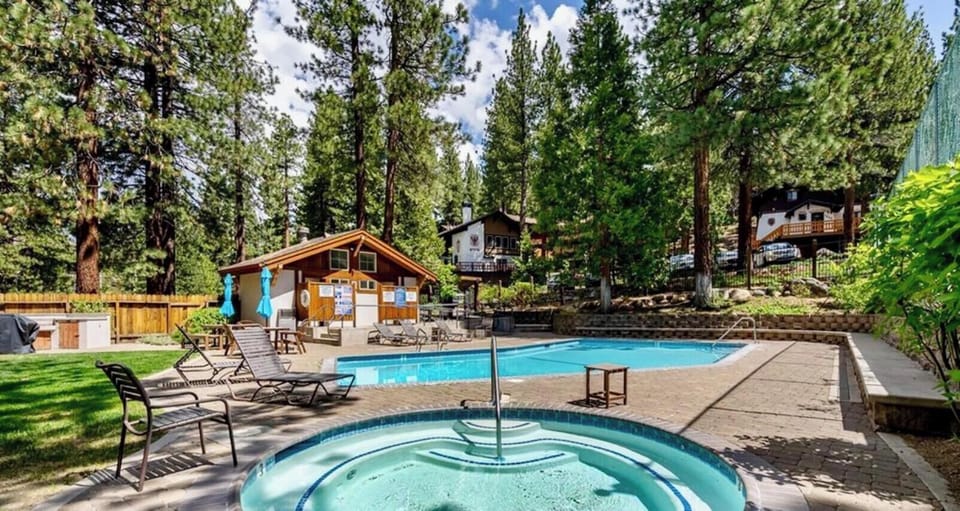 HOA hot tub, pool and tennis/pickleball courts. A 5min walk from house (summer).